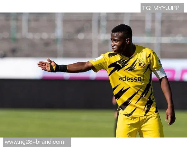 德甲激情对决：多特蒙德大胜阿森纳引发争议判罚热议